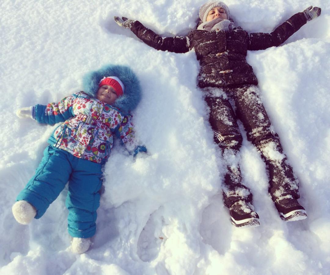 Seluruh dunia tengah merayakan Hari Salju Sedunia dengan berbagi foto pemandangan bersalju dan memamerkan kegiatan musim dingin favorit mereka.
