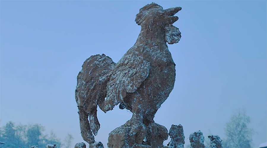 Patung berbentuk ayam ini dibuat oleh seorang seniman lokal Mikhail Bopposov dengan bantuan saudara-saudaranya. 