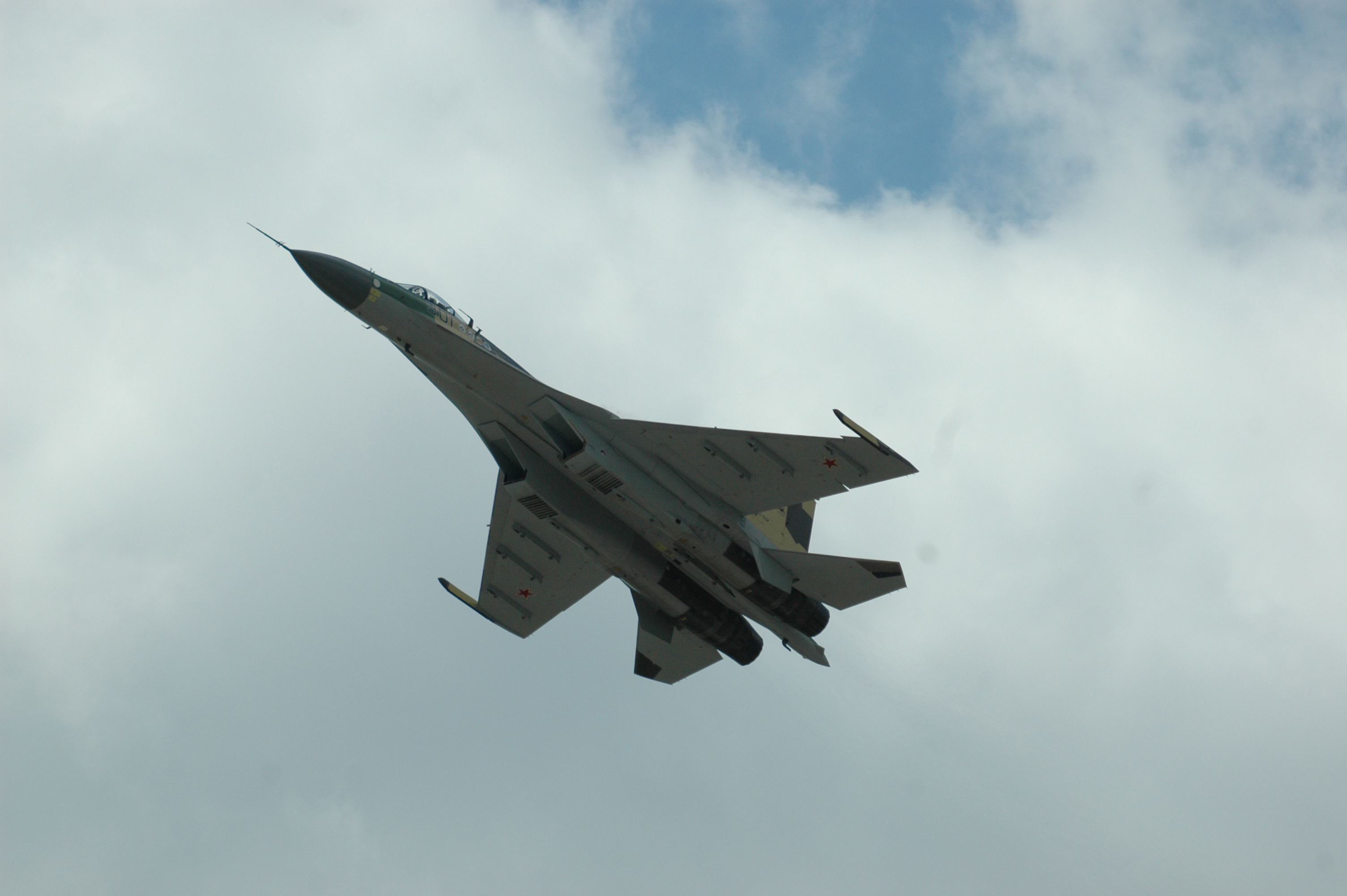 Su-35 memiliki kecepatan hingga 2.500 km/jam, jangkauan terbang hingga 3.400 km, dan radius serangan sekitar 1.600 km.
