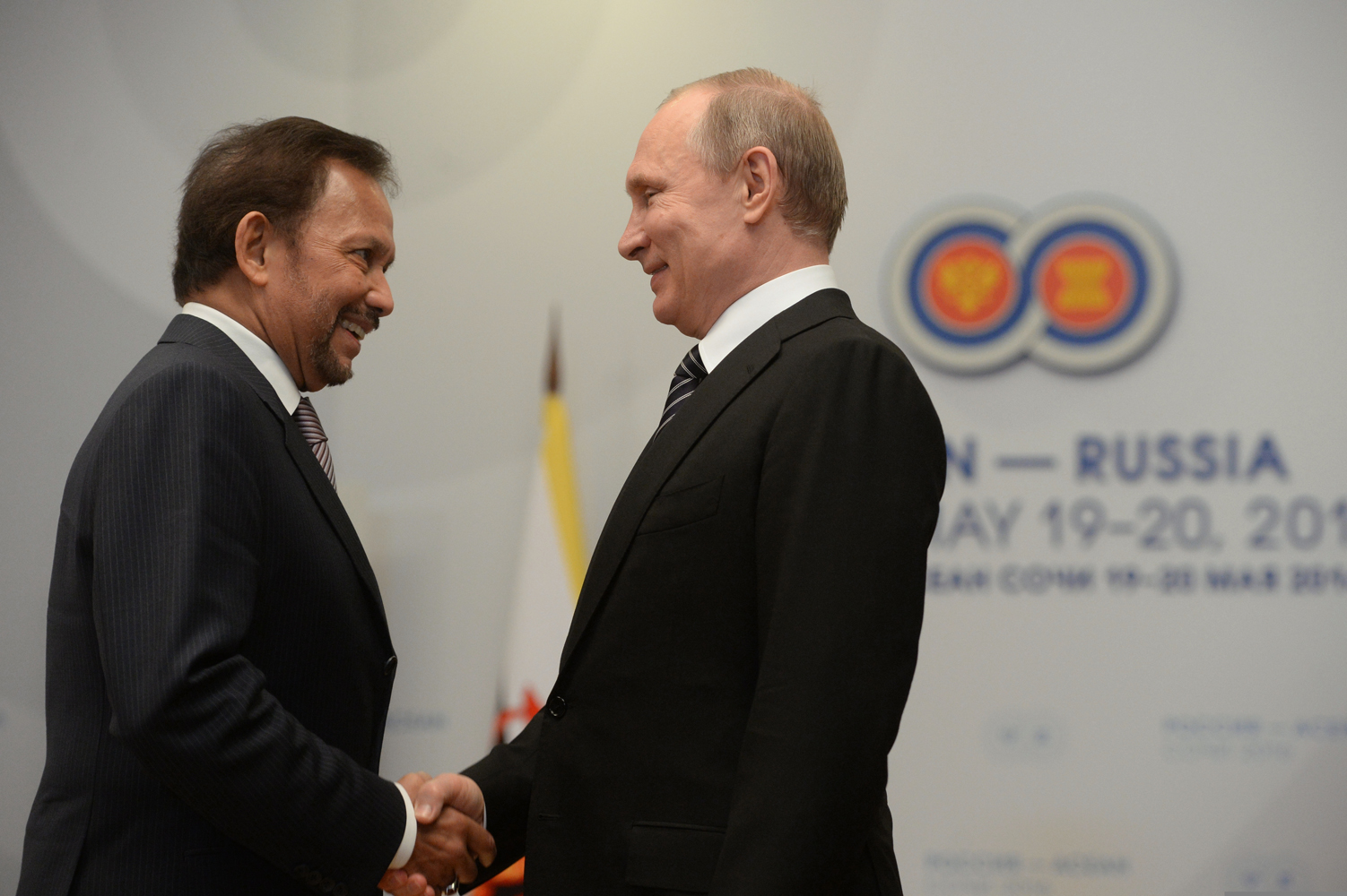 Sultan Brunei Hassanal Bolkiah (kiri) dan Presiden Rusia Vladimir Putin bertemu di Sochi, Rusia, pada KTT ASEAN-Rusia 2016 lalu.