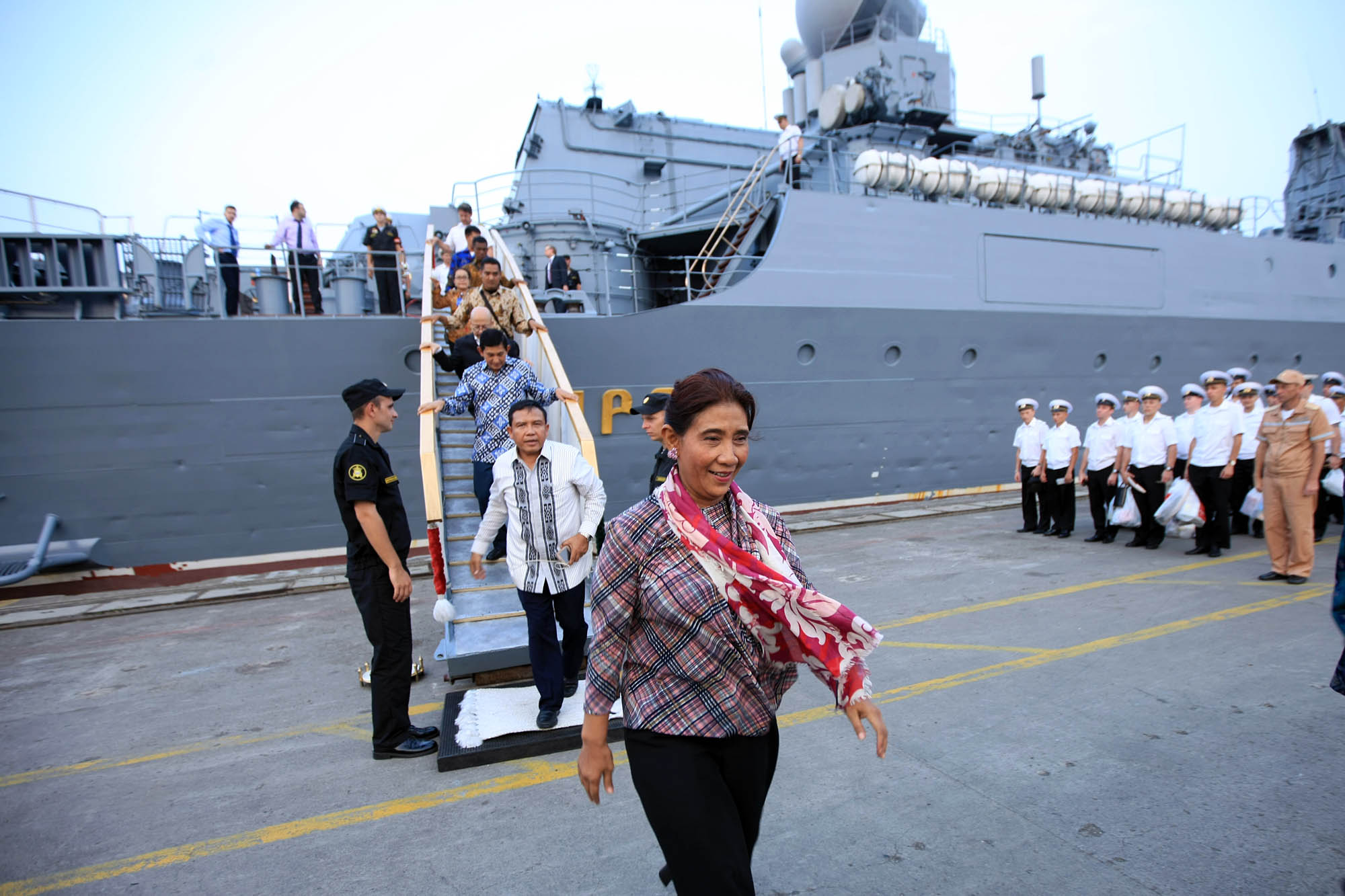 Menteri Kelautan dan Perikanan Susi Pudji Astuti meninggalkan kapal jelajah Rusia ‘Varyag’ di Pelabuhan JICT 2, Tanjung Priok, Jakarta, Selasa (23/5).