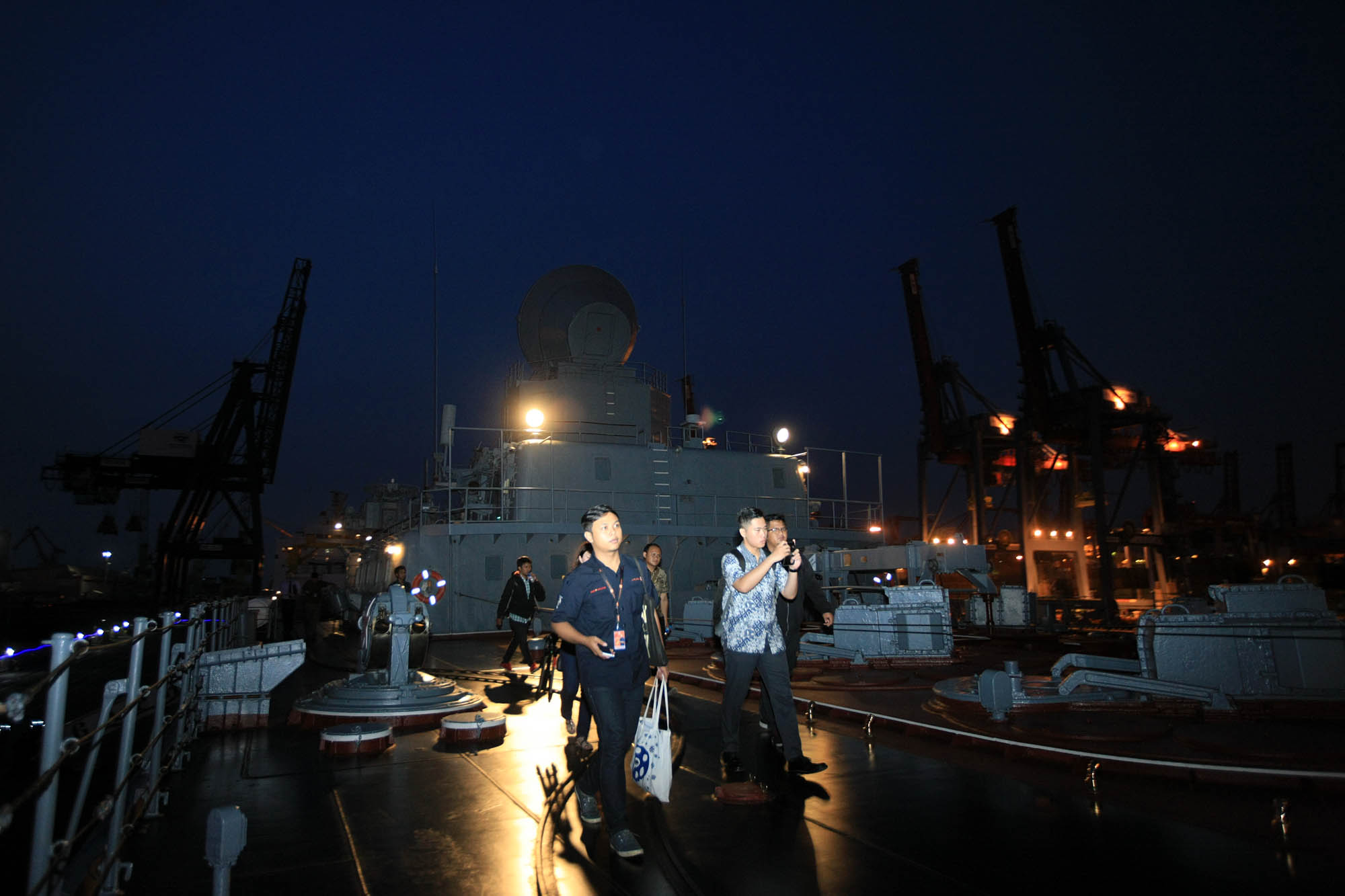 Beberapa wartawan meninjau kapal jelajah ‘Varyag’ saat bersandar di Pelabuhan JICT 2, Tanjung Priok, Jakarta, Selasa (23/5). Kepada para wartawan, Komandan Kapal ‘Varyag’ Alexei Ulyanenko menyebutkan bahwa ada 510 orang awak kapal yang bertugas di kapal jelajah milik Armada Pasifik Rusia ini.