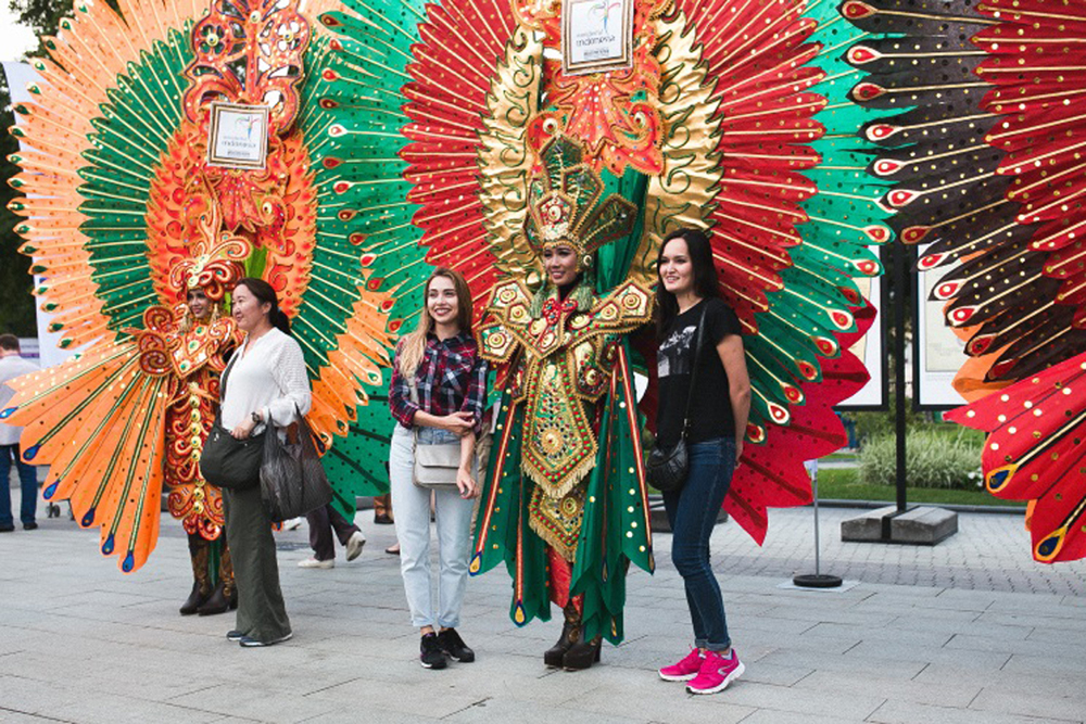 Sekitar 600 orang datang dari Indonesia sebagai peserta maupun pengisi acara dalam Festival Indonesia tahun ini