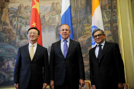 Russia's Foreign Minister Sergei Lavrov (in the middle) meets his Indian counterpart S.M. Krishna and Chinese counterpart Yang Jiechi in Moscow, on April 13, 2012. Source: AFP/East News