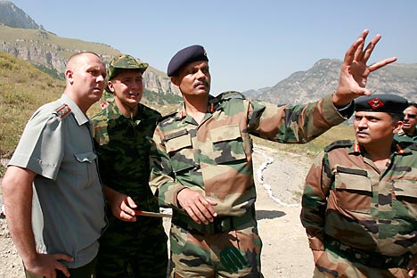 Russian and Indian officers talk on a range outside Russia's city of Vladikavkaz, July 28, 2010. An Indian army delegation arrived in preparation of a joint Russia-India anti-terroristic drill. Source: Reuters/Vostok-Photo