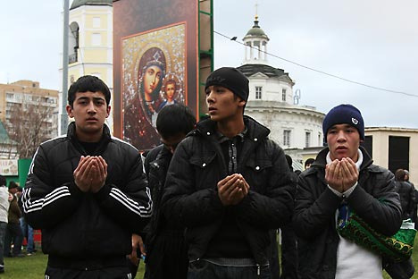 Stringer Russia  People pray during Kurban-Ait, also known as Eid al-Adha in Arabic, on a street outside a  mosque in central Moscow. Source: Reuters