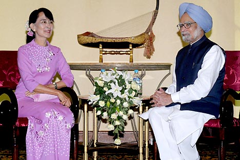 India's Prime Minister Manmohan Singh (R) talks with Myanmar pro-democracy leader Aung San Suu Kyi during their meeting in Yangon May 29, 2012.
