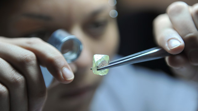 Diamonds appraisal experts work at an ALROSA facility in Mirny, Republic of Sakha (Yakutia). Source: Alexander Utkin / RIA Novosti