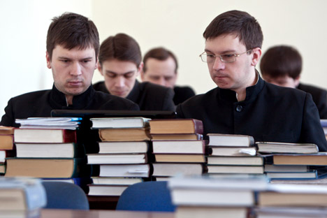 The department of theology needs to be financed by the church community, not governmental organizations, according to some Russian pundits. Source: RIA Novosti