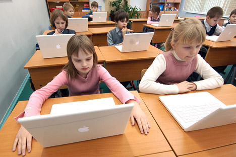 Supplying schools with expensive computer equipment is part of the government’s campaign to change to a new state standard for elementary schools. Source: Sergey Pyatakov/RIA Novosti