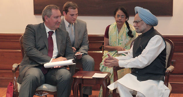 Russia’s Deputy Prime Minister, Dmitry Rogozin (left), talks to Prime Minister of India, Manmohan Singh,  during Rogozin's visit to India. Source: Sergey Mamontov/ RIA Novosti