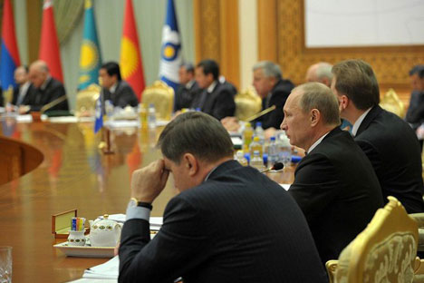 Líderes da CEI reunidos em cúpula em Achkhabad, capital do Turcomenistão