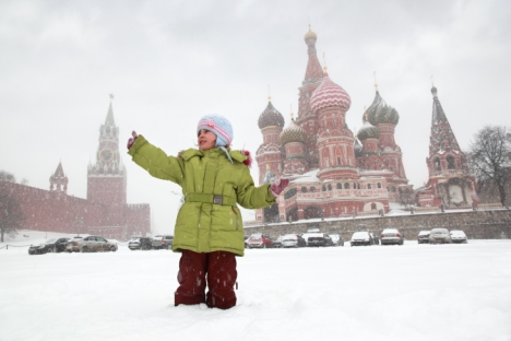 For many Muscovites, the only way to ring in the New Year is standing in the falling snow, near St. Basil’s, listening to the chimes from the Kremlin clock tower. Source: Lori / Legion Media