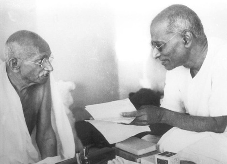 Gandhi and Chakravarthi Rajagopalachari in Mumbai, September 1944. Source: gandhiserve.org/wikipedia.org