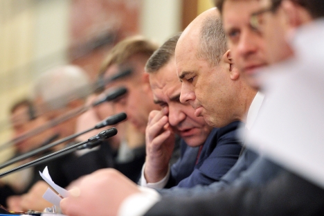 Finance Minister Anton Siluanov (pictured right) said that the problem of shadow economy partly results from the fact that 25 percent of Russia’s money mass is cash. Source: Kommersant