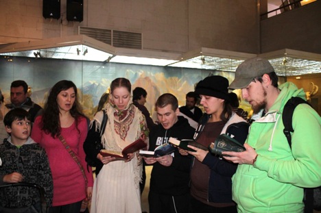 Attention-seeking performance by self-proclaimed ‘Orthodox activists’ in Moscow’s Darwin Museum. Source: annya-writer.livejournal.com