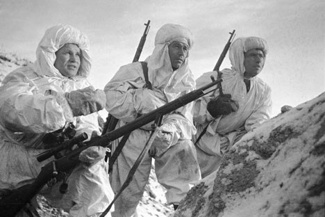 Sniper, Hero of the Soviet Union Vasily Zaitsev (left) examining the task to beginners, Stalingrad, 1942. Source: RIA Novosti