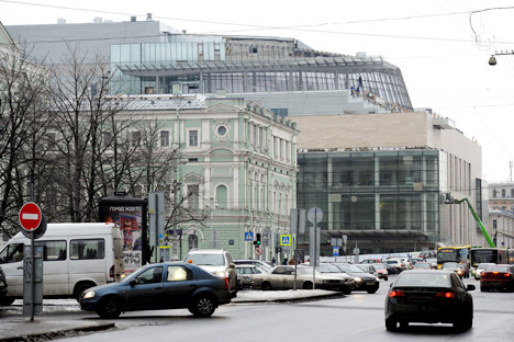 The new building occupies an entire city block in central St. Petersburg and is being built in close vicinity to the historic Mariinsky building. Source: ITAR-TASS