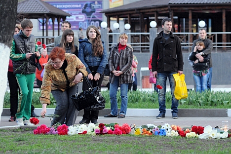 City residents putting flowers to the site of a shooting in Belgorod which killed six people. Source: RIA Novosti / Mikhail Malykhin