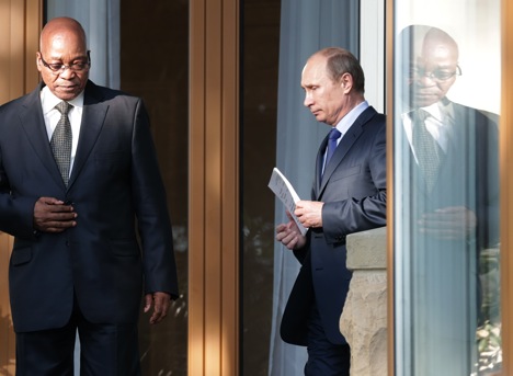 Durante as conversas com Pútin (dir.), presidente sul-africano Jacob Zuma enfatizou que a cooperação Rússia-África do Sul não é apenas importante no âmbito do Brics, mas também no G20 Foto: AP