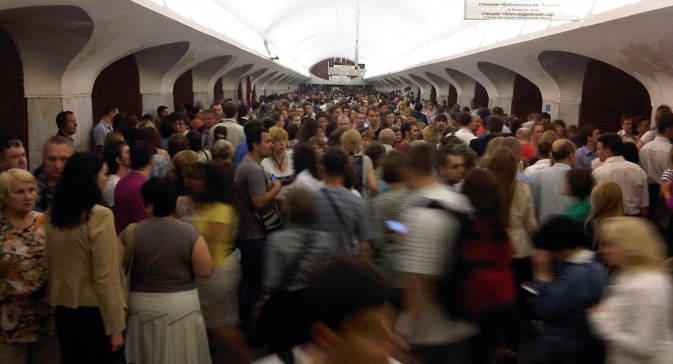 Arriving trains were unable to offload passengers due to the crowds trying to get in and out. Source: Gerda Antonova/RIA Novosti