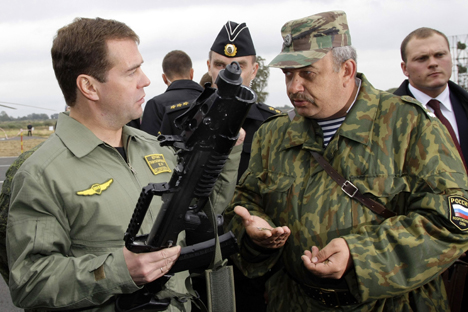 Dmitry Medvedev (L) holds an ADS, dual-medium amphibious assault rifle, suitable for both surface and underwater combat, which was designed for Russian Naval special forces, at Khmelevka firing ground in Russia's westernmost Kaliningrad region, on September 28, 2009, during 'West-2009' military exercises. Source: AP