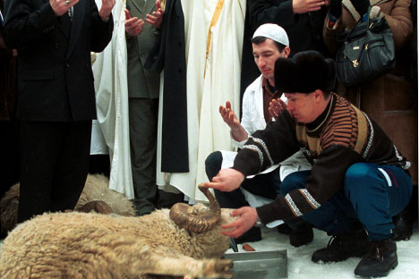 The sacrifice ceremony at the Central mosque of Moscow after a festive prayer which is an essencial part of the Muslim holiday Kurban Bairam (Eid al-Adha) in 2000. Source: Oleg Buldakov / Itar-Tass 
