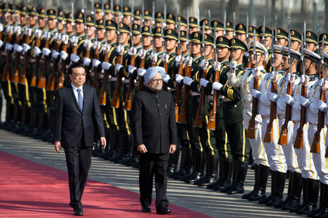 Indian Prime Minister Manmohan Singh is accompanied by Chinese Premier Li Keqiang as they inspect an honor guard during a welcome ceremony outside the Great Hall of the People in Beijing, China on October 23, 2013. Source: AP
