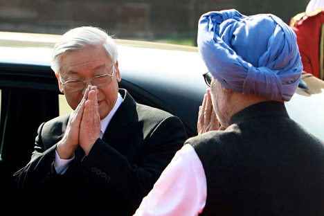 Vietnamese Communist Party General Secretary Nguyen Phu Trong (l) and Indian Prime Minister Manmohan Singh greet each other during a ceremonial reception at the Presidential Palace in New Delhi on November 20, 2013. Source: AP