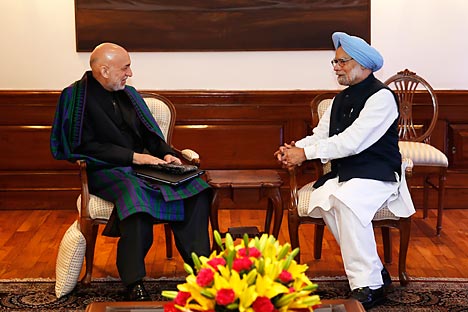 Manmohan Singh talks to Hamid Karzai in New Delhi on December 13, 2013. Source: AP