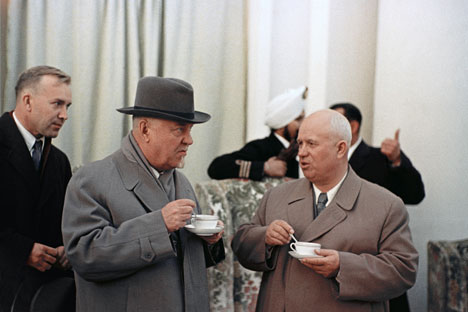 Khrushchev (R) and Bulganin in India. Source: RIA Novosti / Anatoliy Gagarin