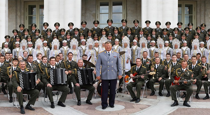Viktor Yeliseyev (c) and his ensemble. Source: RG