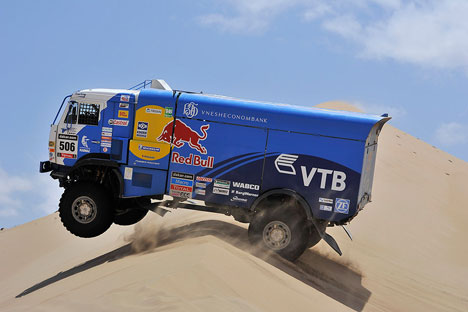 There is a long-standing practice at Dakar: if a team can demonstrate that it was forced to stop and help another racer, the lost time is returned. Source: Press photo