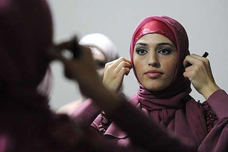 Kini setiap perempuan muslim di Chechnya harus mengenakan jilbab ketika bekerja.