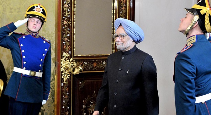 Manmohan Singh walks past Russian honour guards in the Kremlin in Moscow, on October 21, 2013, before a meeting with in President Vladimir Putin. Source: AFP/East News 