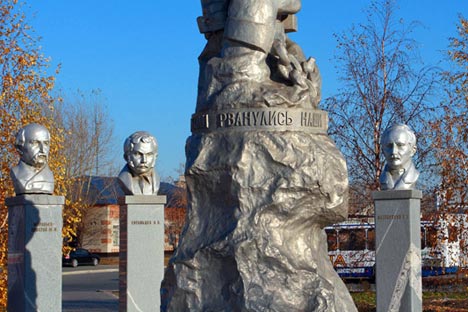 Monument to Decembrists in Yaluturovsk / Lori, Legion Media