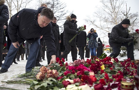 Sakhaliners lay flowers near Yuzhno-Sakhalinsk's Orthodox cathedral. Source: Itar-Tass