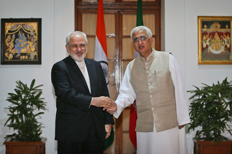 Salman Khurshid shakes hand with his Iranian counterpart Mohammad Javad Zarif, before delegation level talks, in New Delhi on February 28, 2014. Source: AP