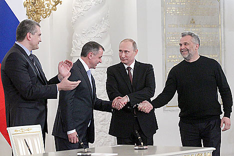Russian President Vladamir Putin (second right), the State Council of Crimea Vladimir Konstantinov (second left), Chairman of the Council of Ministers of Crimea Sergei Aksyonov (left), and the mayor of Sevastopol Alexei Chaly. Source: Konstantin Zavrazhin / RG