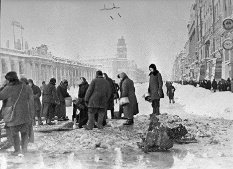 People in besieged Leningrad taking water from shell-holes. Source: RIA Novosti