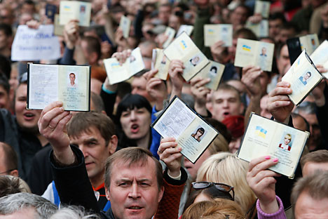 Moscow reacts cautiously to southeast Ukraine referendums. Source: Reuters