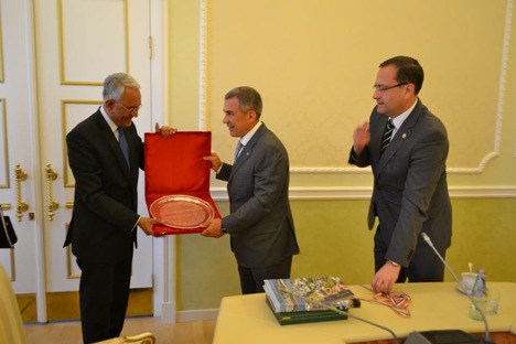 P.S. Raghavan (l) met the President of the Republic of Tatarstan Rustam Minnikhanov (c). Source: Embassy of India in Moscow