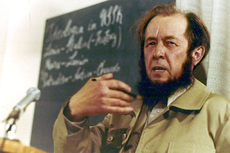 Alexander Solzhenitsyn gives his first news conference in the West since being expelled from Russia, calling for a campaign of passive resistance to Communist rule and ideology, at his home in Zurich, in November 16, 1974. Source: AP