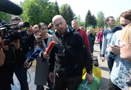 The member of the OSCE delegation of military observers Axel Schneider answers journalists' questions in Slavyansk. Source: Mikhail Voskresensky / RIA Novosti