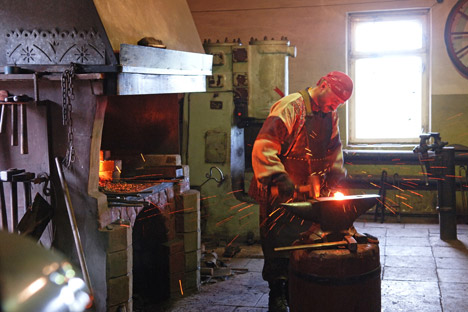 Blacksmith Alexander Bychkov makes designer steel using damask steel technology. Suzdal, 2006. Source: Sergey Pyatakov / RIA Novosti
