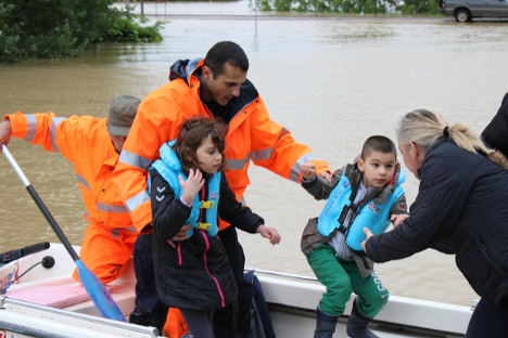 Officers of Russia's Ministry for Civil Defense, Emergency Situations and Disaster Relief aid residents of an inundated Serbian district. Source: RIA Novosti