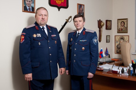 Ataman Sergey Shishkin (l) and Vasily Solovyev, deputy ataman of the Southeast district Cossack society. Source: Anton Churochkin / RIR