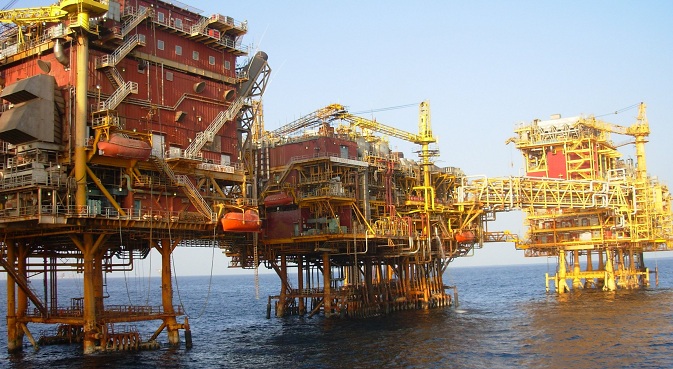 ONGC platform at Bombay High in the Arabian Sea. Source: Nandu Chitnis / wikipedia.org 