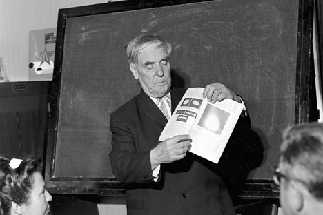 Academician Pyotr Kapitsa reporting on his new scientific discovery at the Inventions Committee of the USSR Council of Ministers. Source: RIA Novosti