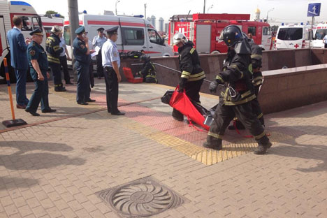 Evacuating passengers hurt after a metro railcar was derailed between the Park Pobedy (Victory Park) - Slavyansky Boulevard stations. Source: RIA Novosti